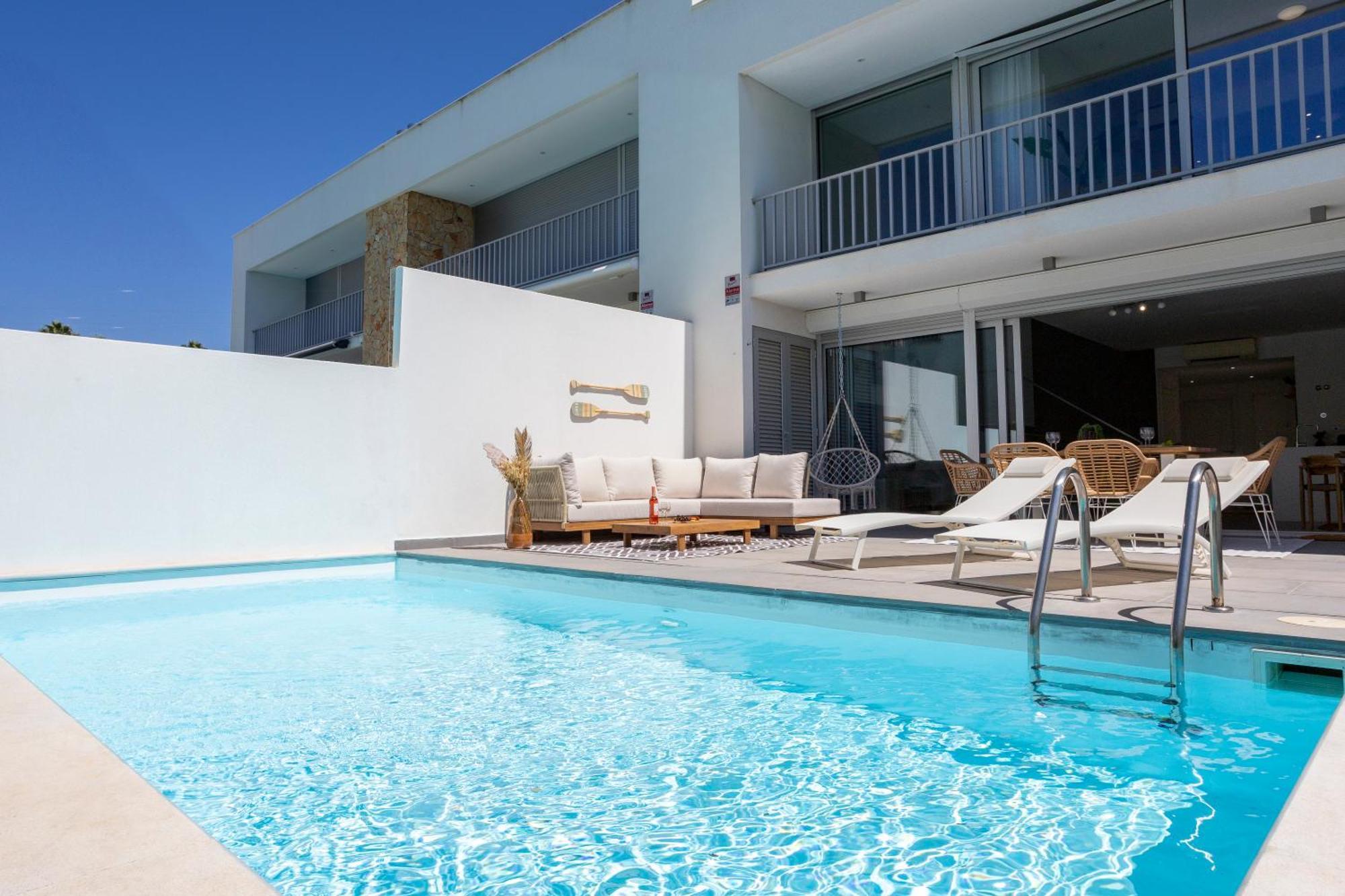Stylish 3-bedroom Haven With A Private Pool Ferienhaus *